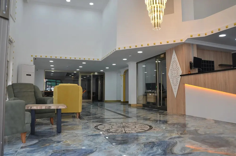 Piyes Otel