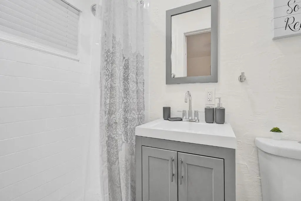 BRAND NEW 4Bed/2Bath - Renovated Luxury Stay
