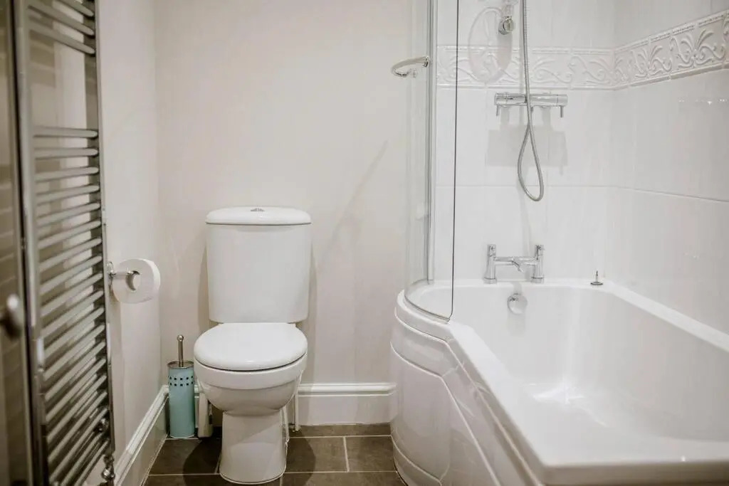 Sleeps 5 - 3 Bedrooms - walk to the square