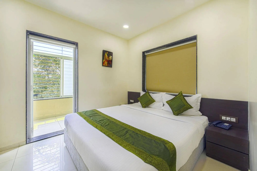 OYO 16703 Hotel The Platinum