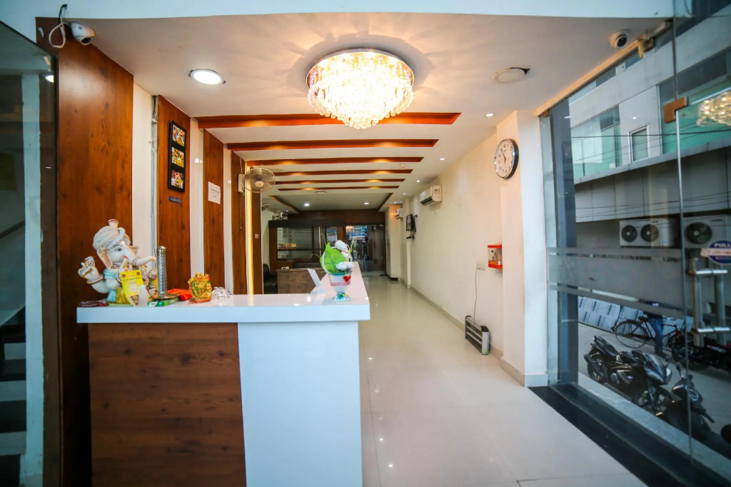 Capital O 35555 Hotel Prateek Plaza