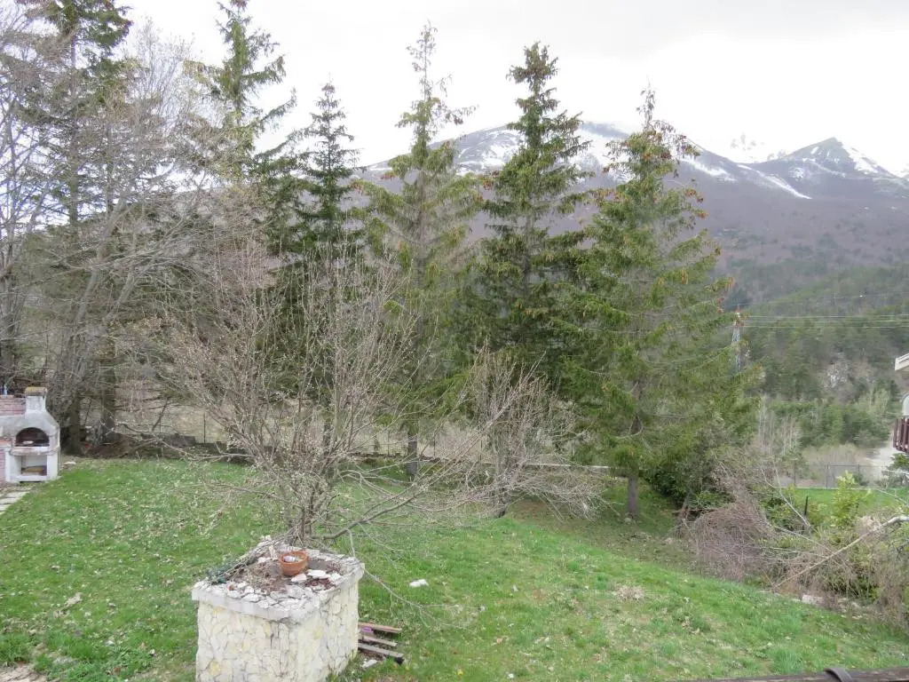 tipica baita con vista sul monte magnola
