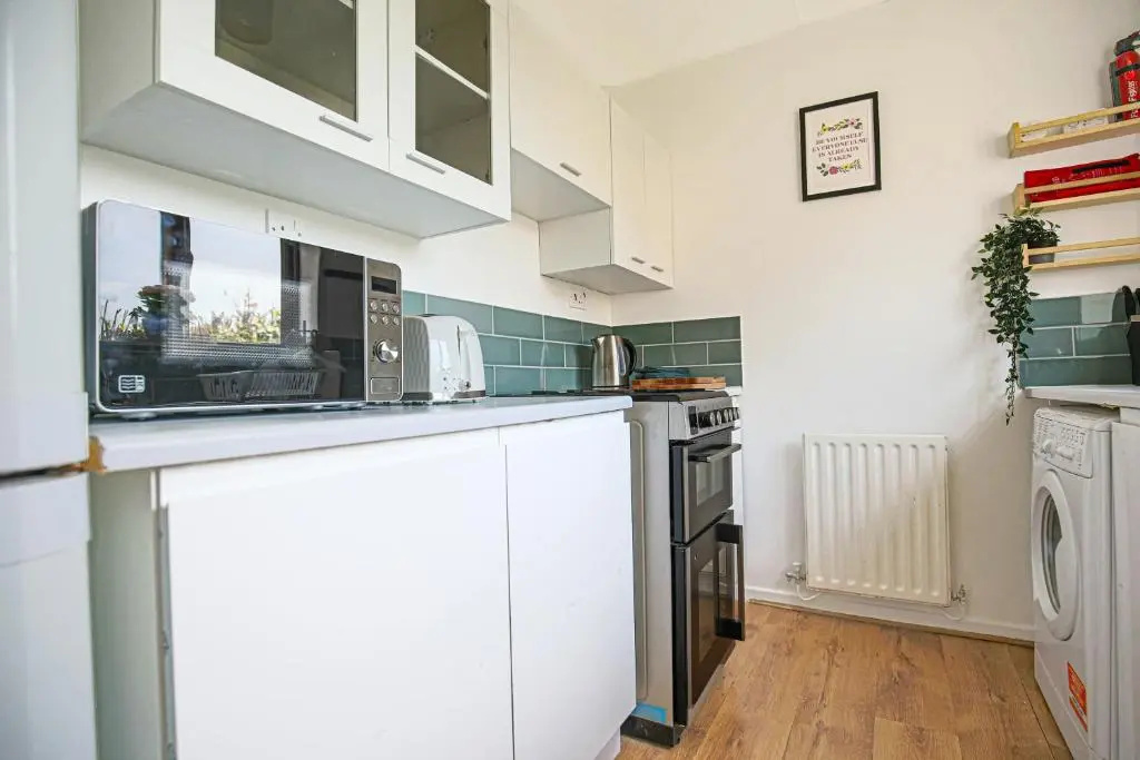 Cosy House - 7 minutes drive to City Centre - Fast Wifi, Smart TV with Netflix, Free Parking and Private Garden by Yoko Property