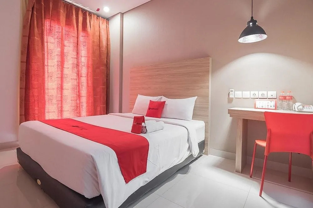 RedDoorz Plus Near Maranatha University 5
