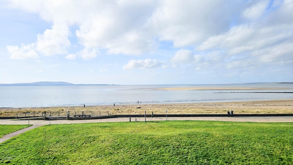 Ocean View - 2 Bedroom Apt - Llanelli