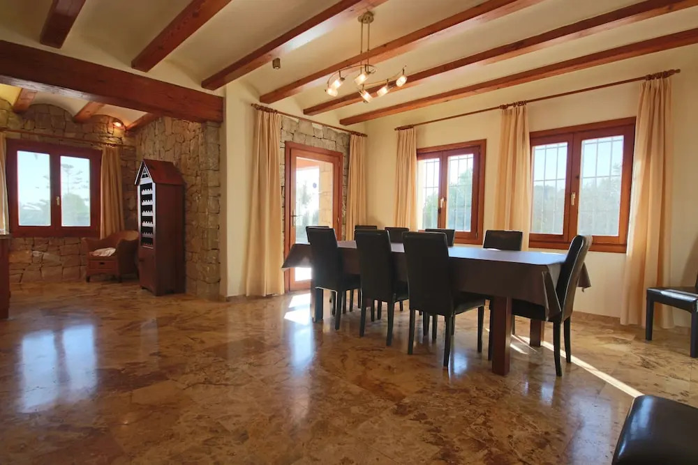 Private 4-bedroom Villa w/ Pool, Summer Kitchen & Expansive Living Space