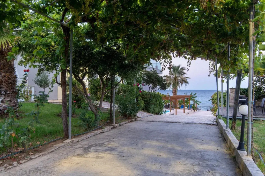 Belussi Beach Hotel & Suites