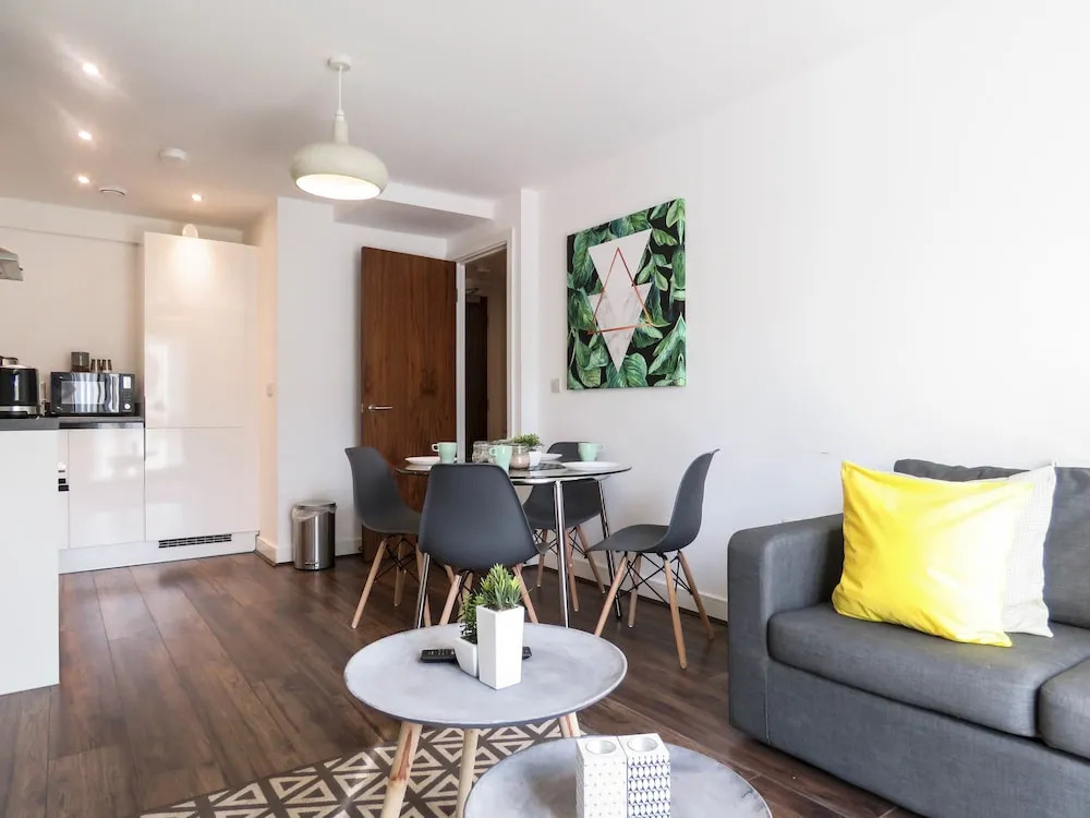 Tudors - Fabrick Twin Bed Apartment