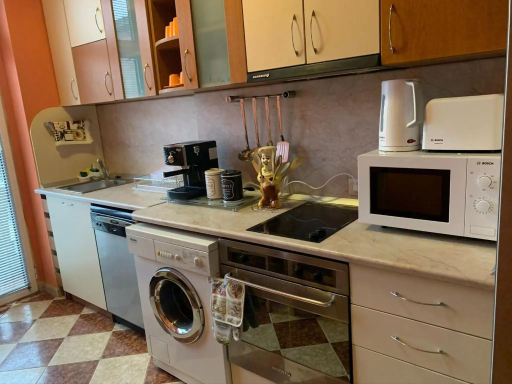 Fantastic 2 Bedroom Apartment - Top Center