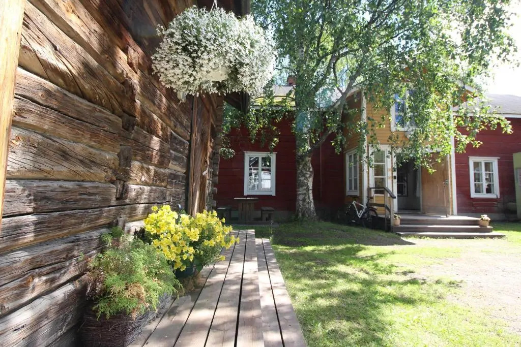 LAURI Historical Log House Manor