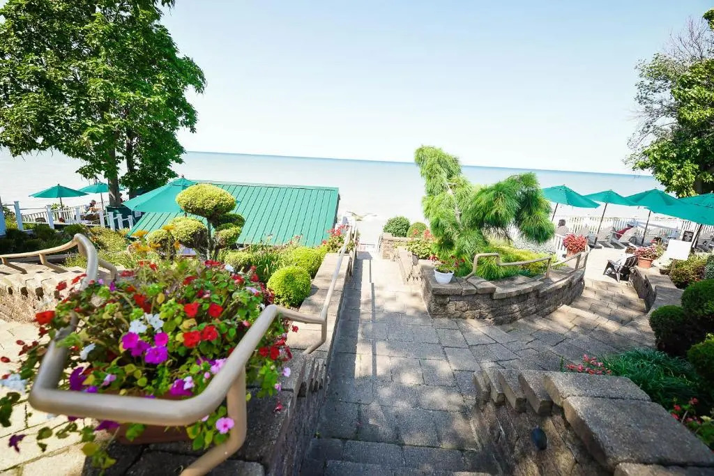 The Lakehouse Inn