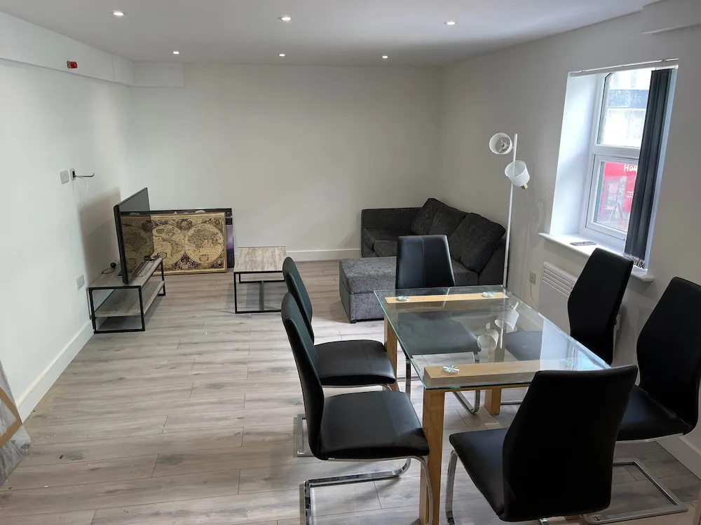 Modern 3 Bedrooms Apt. 01 - Camberley