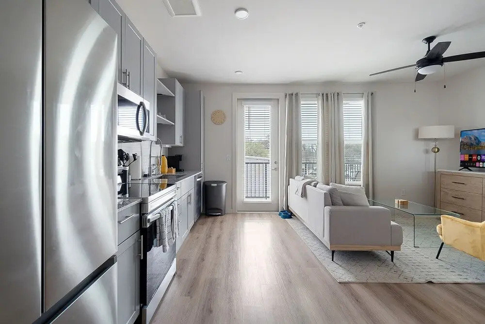 Sky-high Comfort 1BR Gym Pool Pet Friendly
