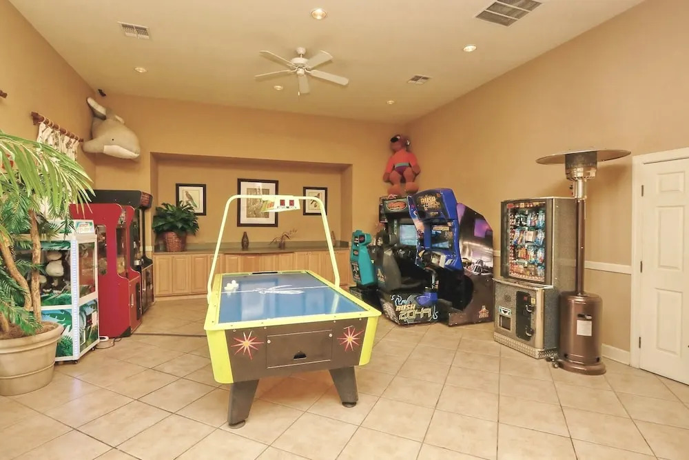 Near Theme Parks! Gorgeous 3 BR Town Home, Splash Park, Pool, Lake, And More!