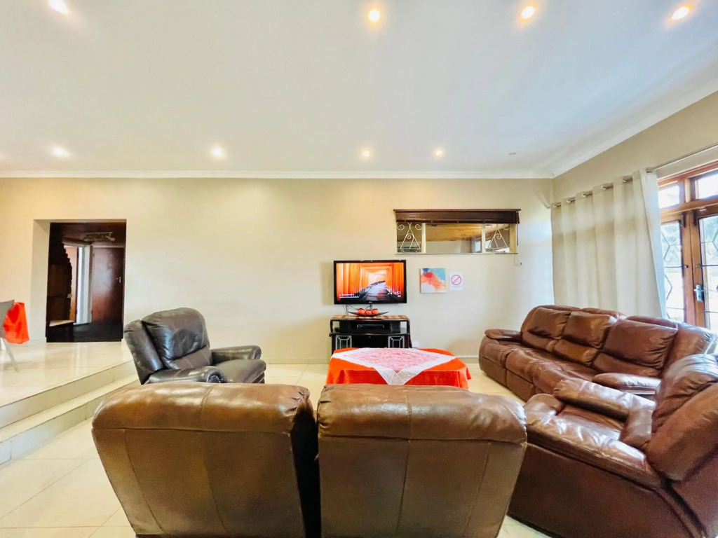 Entire House in Beacon Bay - Golden Location