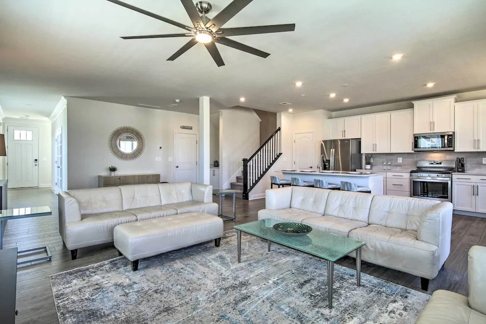 Beach Shuttle & Pool: Bishop's Landing Townhome