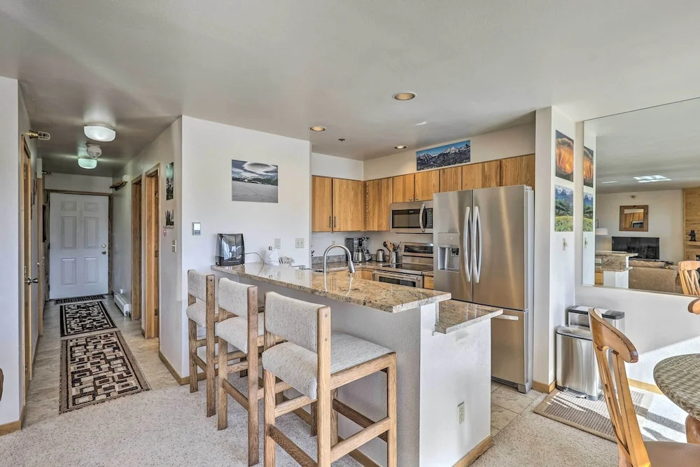 Condo w/ Views & Hot Tub Access in Silverthorne!