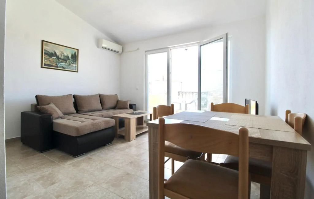 Cejovic Apartments & Pool