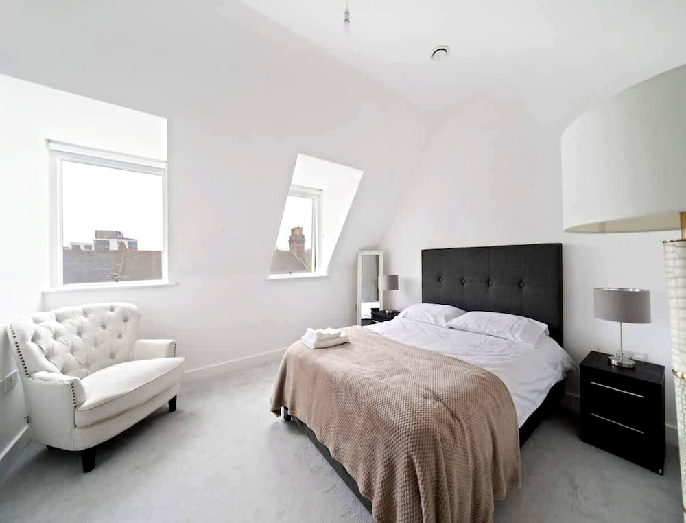 Spacious London Townhouse With Parking
