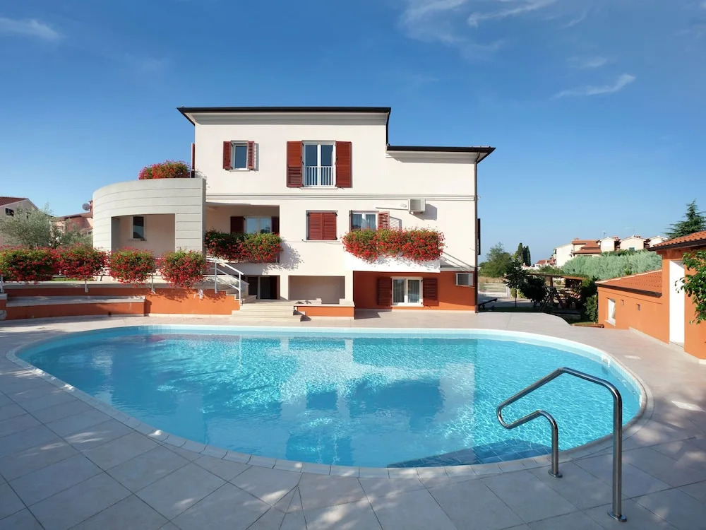 Apartment with Shared Pool, Terrace, A/C And Wifi 800 M From the Beach