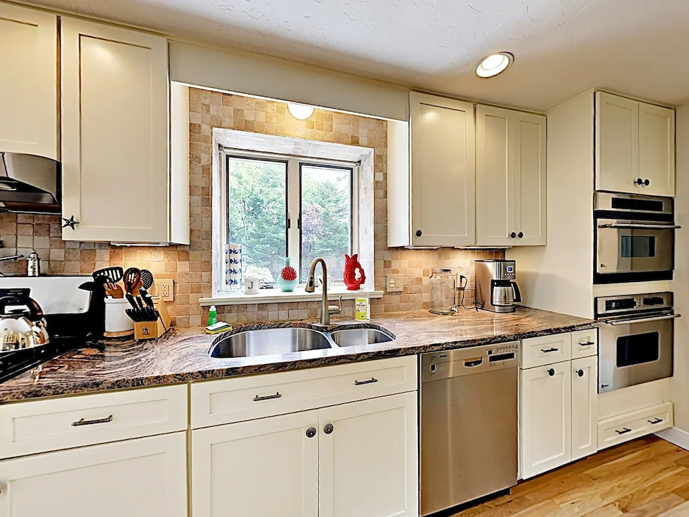 Designer Beach ; Steps To Ocean 3 Bedroom Home