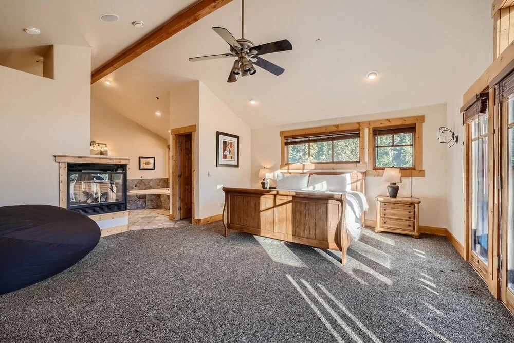 Peaks Paradise 4 Bedroom Home by RedAwning