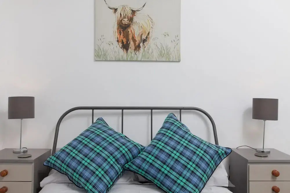 Comfortable 3 Bedroom Top Floor Flat in Old Town
