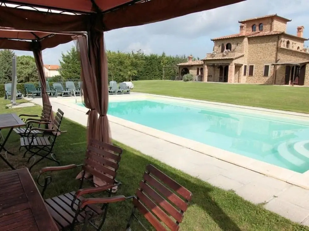 Lago di Chiusi Villa with Pool