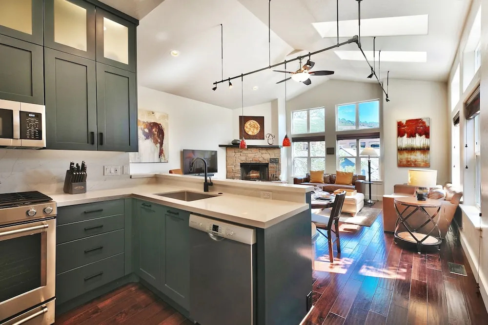 Woodside Haus 3 Bedroom Home by RedAwning