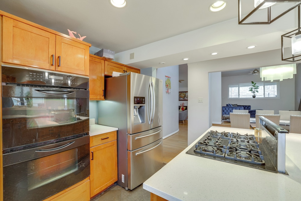6 Mi to Dtwn Garland: Group Getaway w/ Pool Access