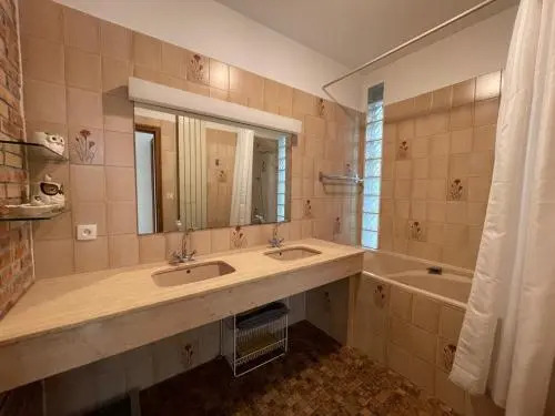 House Kairon plage, grande maison avec jardin vue sur mer