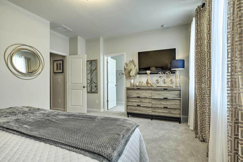 Sleek Durham Townhome Near Dtwn w/ Balcony!