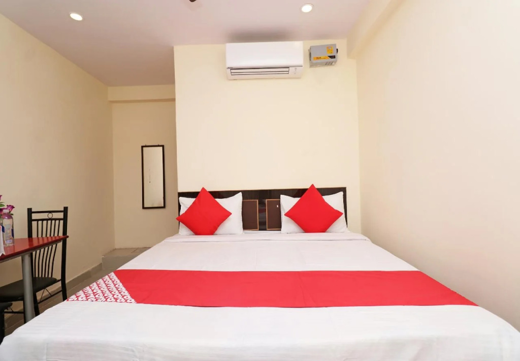 Anmol Plaza by OYO Rooms