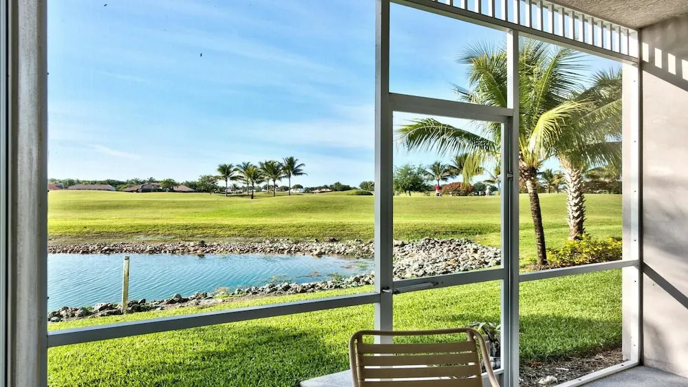 Catina Vacation Rental: Bright 2-BR Condo with Lake Views. Located in Lely Resort with Pool, Hot Tub, and Golf Access. Ideal for Golfers and Beachgoers, Minutes from Naples and Marco Island