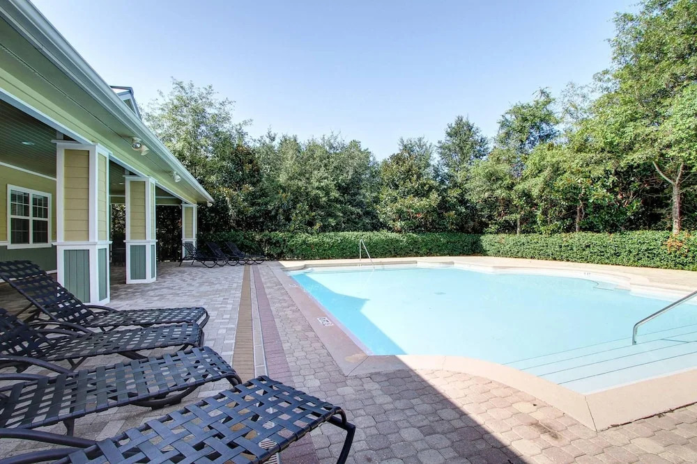 Cute little Cottage! Perfect Getaway! 2 Pools! SLEEPS 4