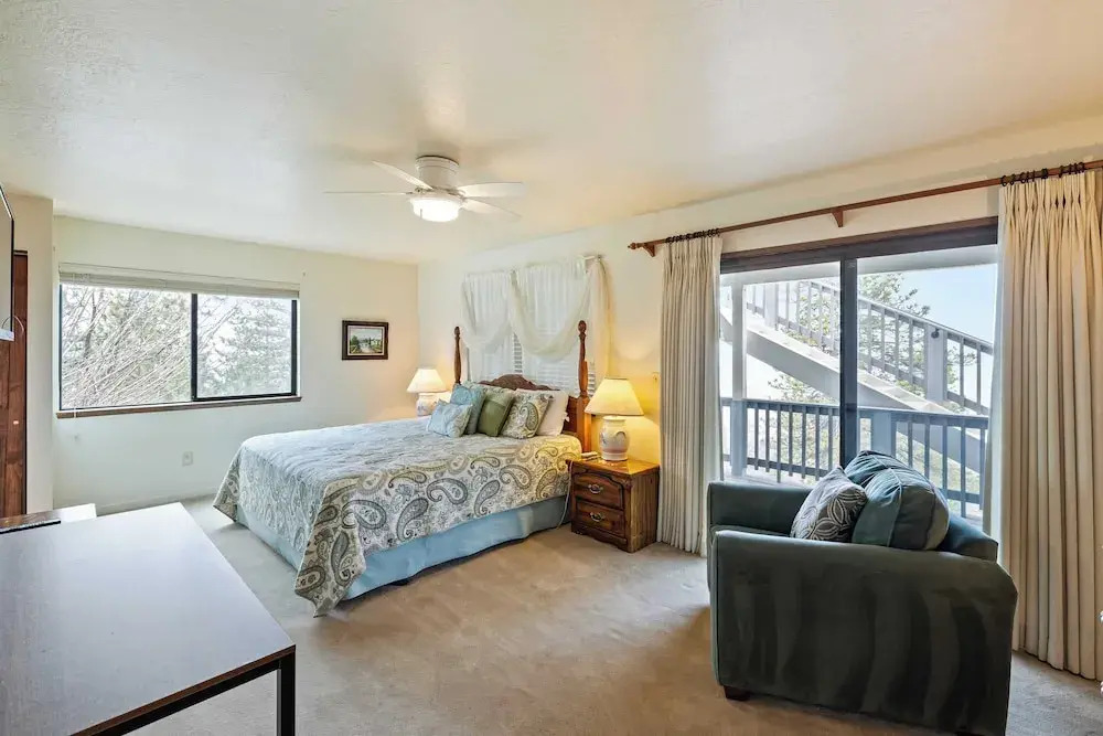 6bdr Group Retreat, Decks w/ Incredible Views Starry Heights by Avantstay