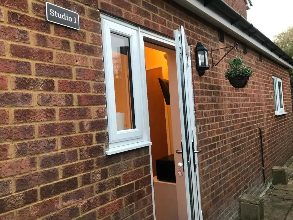 Studio-1-Staines/Heathrow/London-own entrance