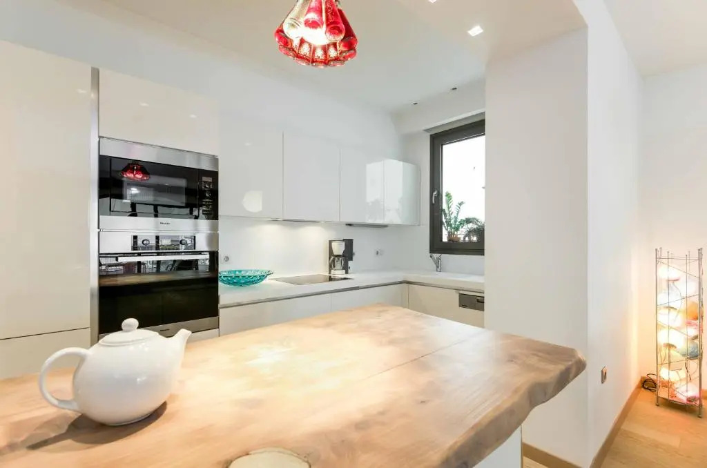 Brand new stylish 3 bdrm apartment with terrace