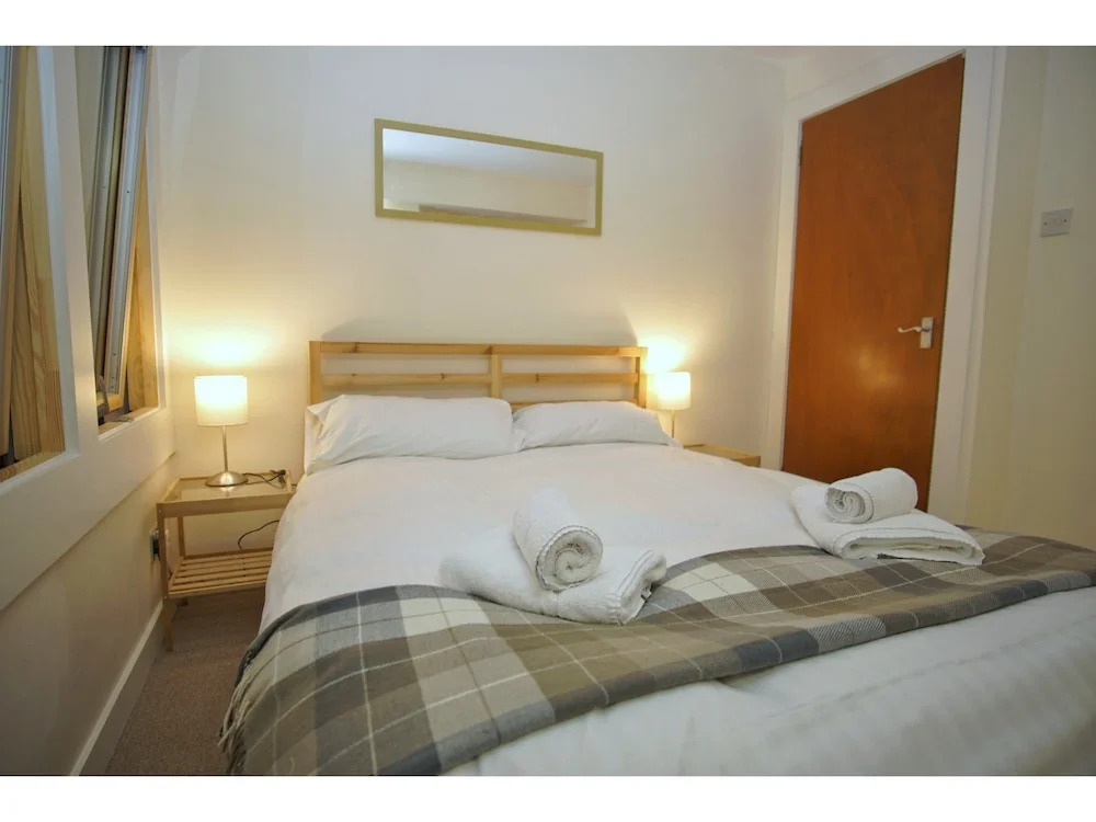 Bright, Spacious Old Town Flat for 6