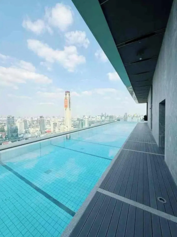 Luxury 1 Bedroom l BTS 2 Mins l Pool and Gym