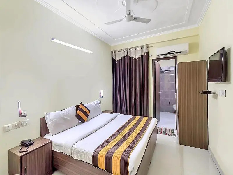 OYO 7578 Hotel Luck Residency