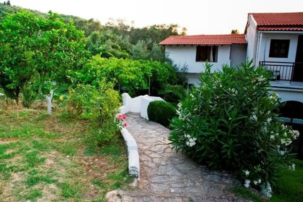 Dinas Studios & Apts