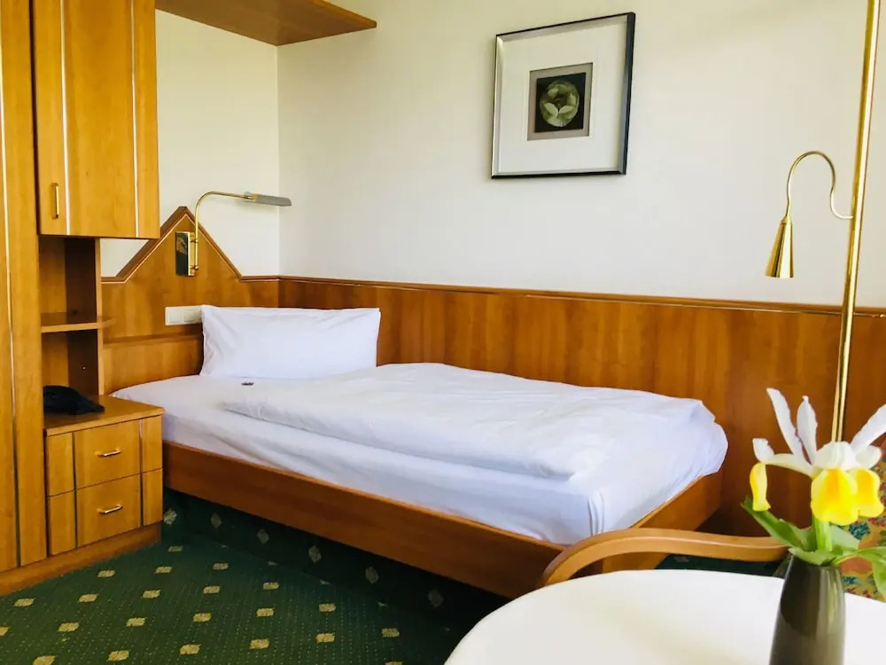 DAS SCHLOSSBERG - Boutique Hotel im Park- Nahe der Therme