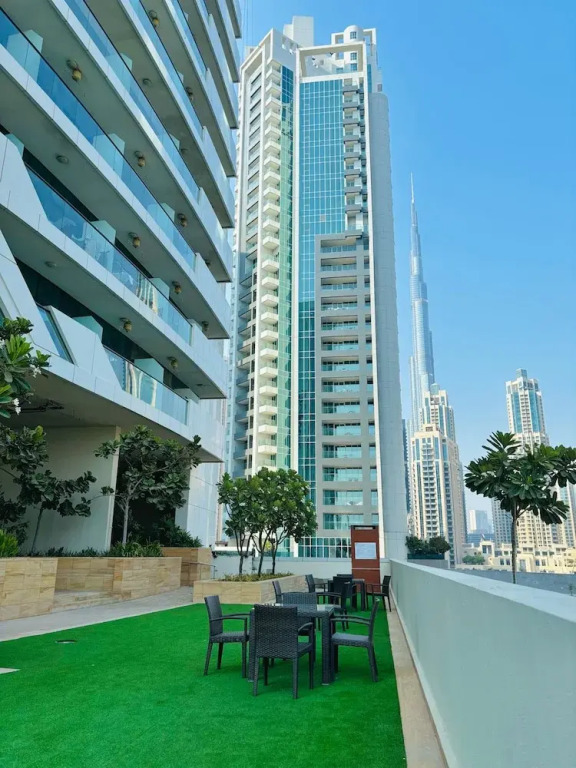 Stunning Studio Dubai with Infinity Pool and Canal View