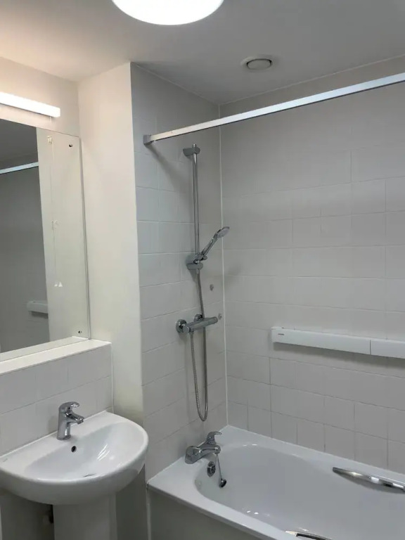 2 Bed-sleeps4-parking-balcony-nearcitycentre