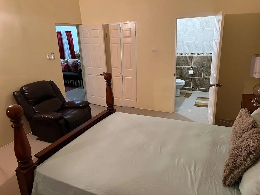 Luxurious 3-bedroom House in Ocho Rios With Private Entrance
