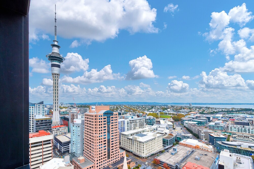 Amazing Harbour, Skytower and Rangitoto Views