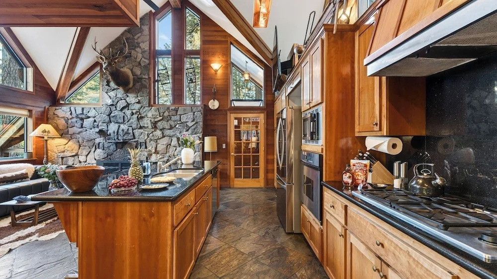 Grand Elk Chalet by Avantstay Private Beach + Pier + Hot Tub Historic A-frame in Carnelian Bay Near Tahoe City + Hiking Trails