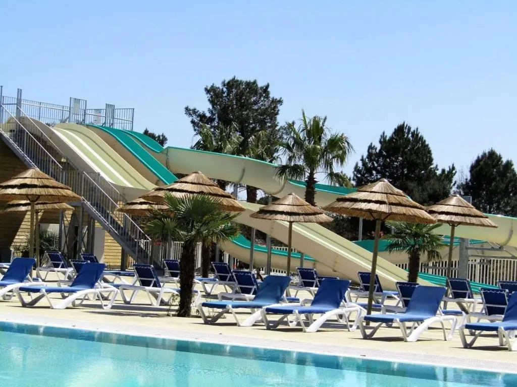 Bungalow de 3 chambres avec piscine partagee sauna et jardin a Saint Julien en Born C