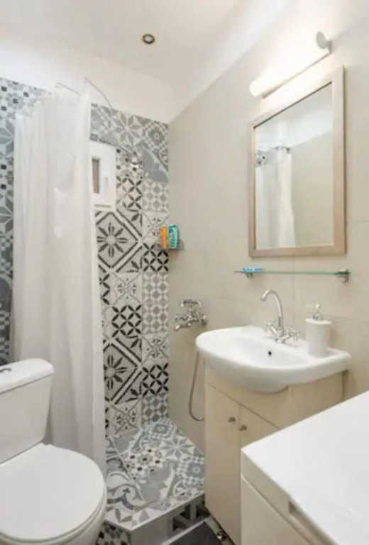 Private Pristine Balcony Home- Heart of the Center
